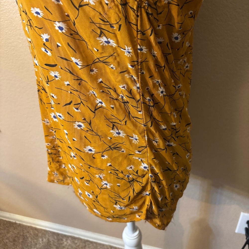 Eden & Olivia Blouse Medium Mustard Gold Floral White Sleeveless Buttons Boho - Picture 9 of 14